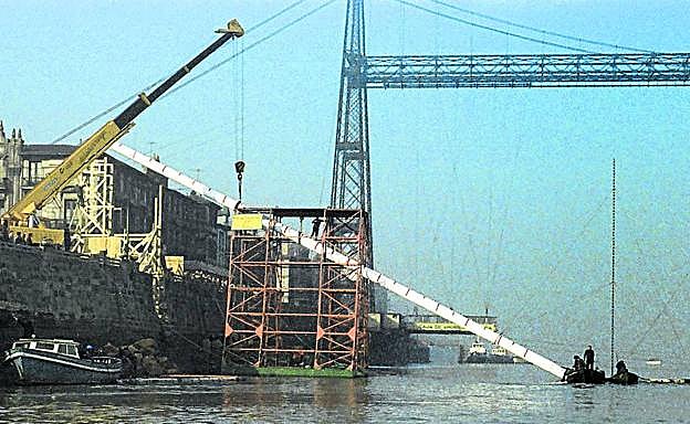 Instalación en 1970 de la tubería submarina que unió las dos márgenes de la ría, una imponente obra crucial para el abastecimiento.