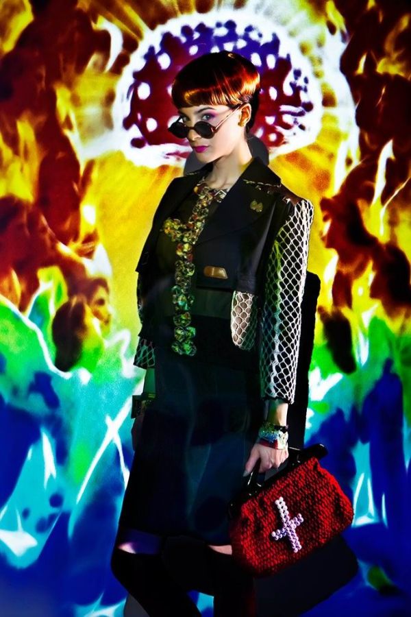 Sonia Fuente es la directora creativa de su firma homónima. Sus colecciones para mujer son cañeras, de estilo noventero y con influencias 'de la calle'