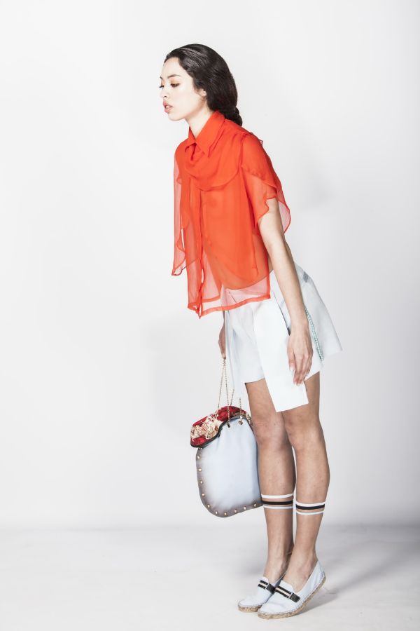 Sonia Fuente es la directora creativa de su firma homónima. Sus colecciones para mujer son cañeras, de estilo noventero y con influencias 'de la calle'