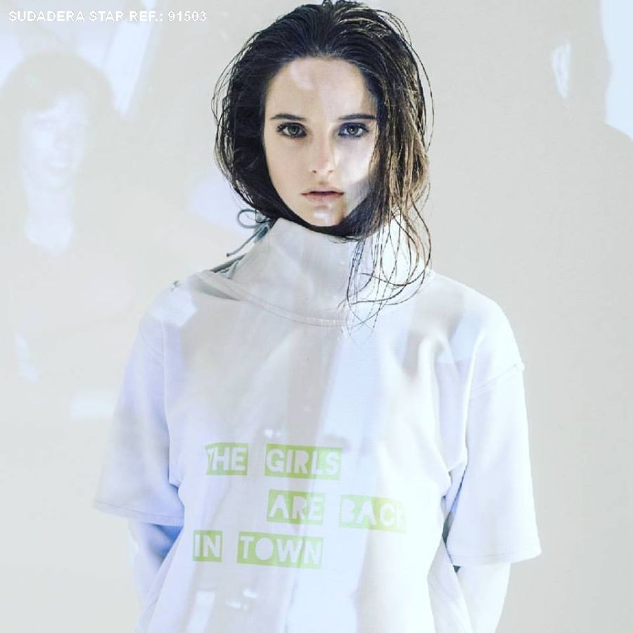 Sonia Fuente es la directora creativa de su firma homónima. Sus colecciones para mujer son cañeras, de estilo noventero y con influencias 'de la calle'