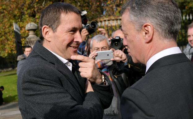 Otegi y Urkullu, durante un encuentro celebrado en Gernika en 2016.