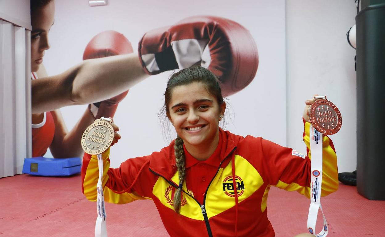 La joven deportista del Ying Yang muestra los dos trofeos conseguidos en el campeonato de Europa. 