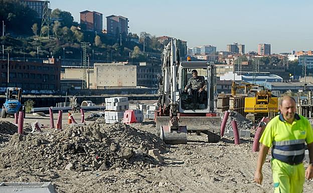 Vista de las obras en la Peninsula de Zorozaurre , que se va convertir en Isla