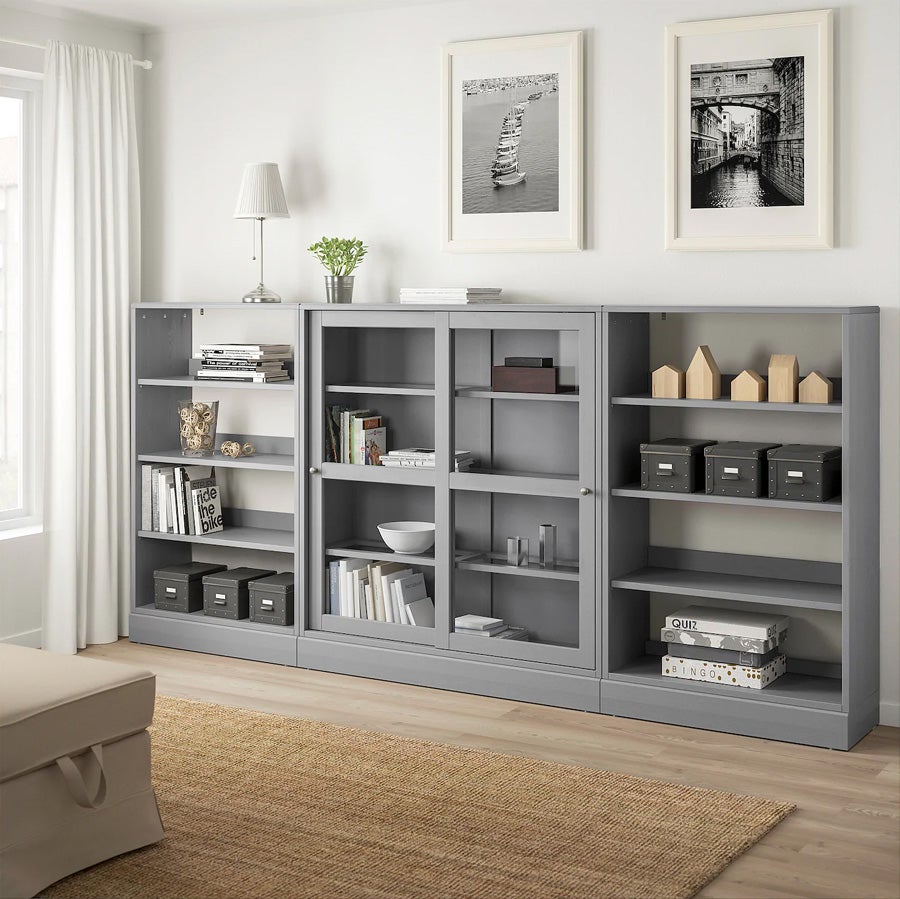 Sigo atrevida con el color y me dejo seducir por este mueble HAVSTA en gris. ¿Qué os parece? Yo opino que en pequeñas dosis el color puede ser un gran aliado para muebles de almacenaje. Imagina una estancia en tonos neutros, como tanto nos gusta hacer en el estudio y de repente esta pieza como protagonista combinada con piezas en madera que le aporten calidez.