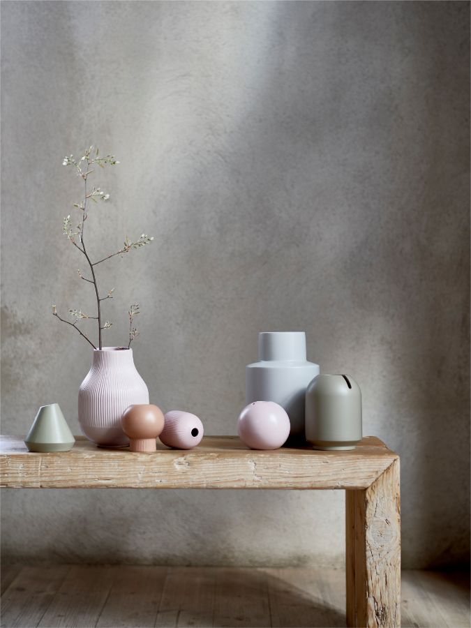 Sigo con piezas de decoración con las que me siento plenamente identificada. Los jarrones GRADVIS realizados en gres con barniz coloreado, han captado mi atención por su diseño impecable. Su textura suave salta a la vista y los tonos escogidos no pueden ser más dulces. Me encantó saber la filosofía de su diseñadora, Inma Bermúdez, al crearlos: «Vivo rodeada de naturaleza, y me encanta coger flores en el jardín. Fue así como me inspiré para diseñar los jarrones GRADVIS. Quería hacer unos jarrones con suaves formas geométricas y colores relajantes en tonos similares. Algunos jarrones presentan una característica sorprendente que permite colocar las flores de una manera más creativa. Mi idea es que puedas utilizar varios de ellos para formar bonitas combinaciones que queden igual de bien tanto con flores como sin ellas». Así que ya sabéis cómo crear bellos rincones con ellos ¡con o sin flores!
