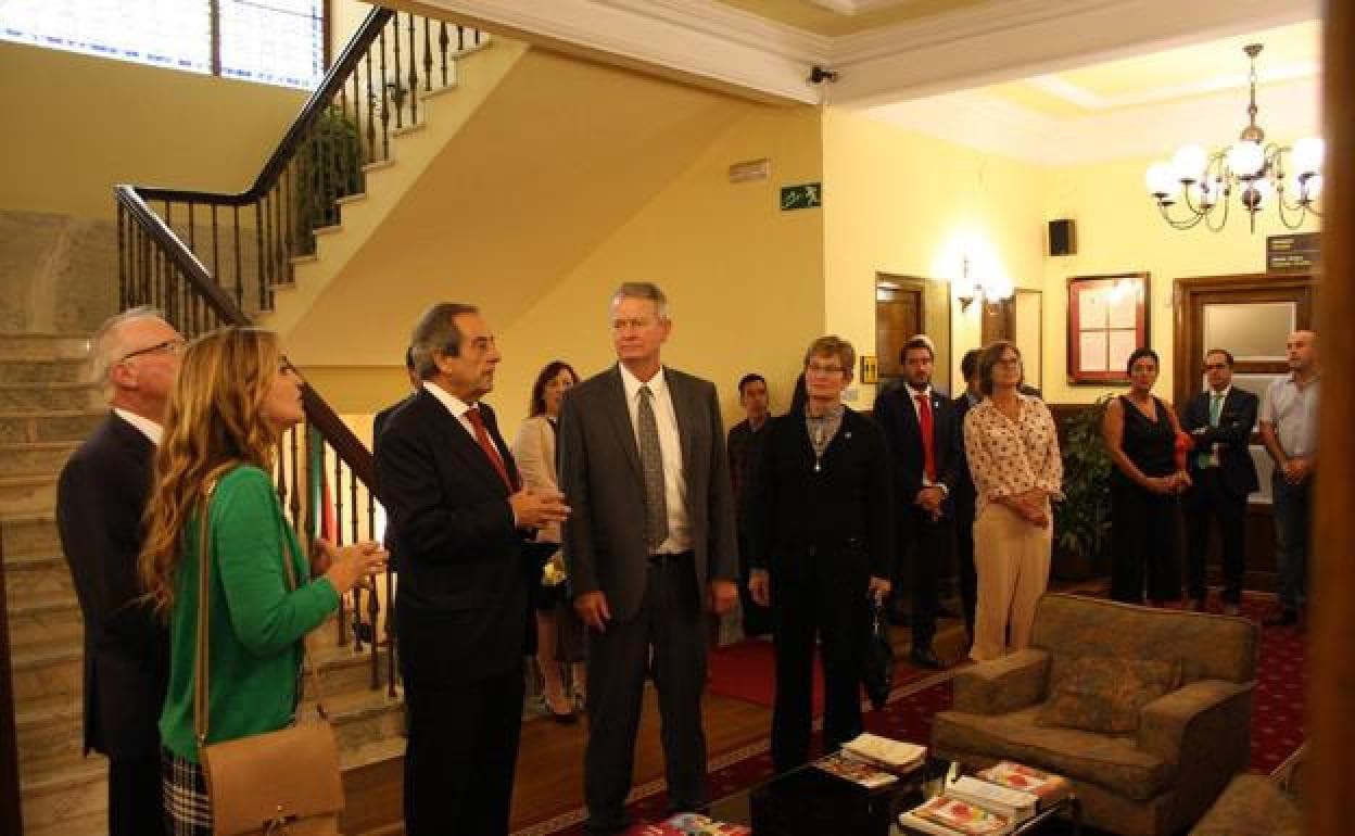 Gorroño recibió al gobernador de Idaho en el Ayuntamiento.