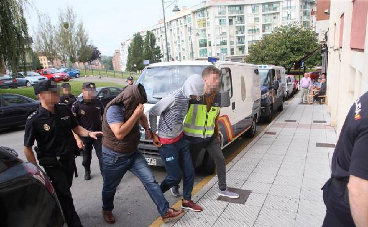 Uno de los detenidos a la puerta del juzgado