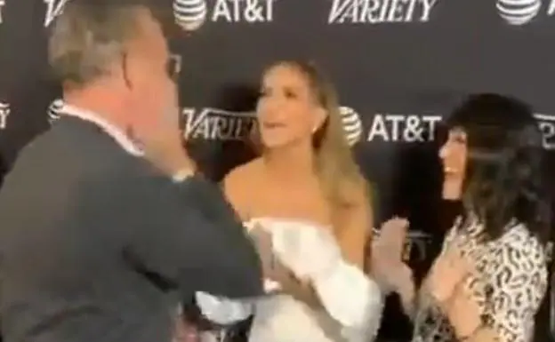 El polémico gesto de Tom Hanks tras recibir un beso de Jennifer Lopez