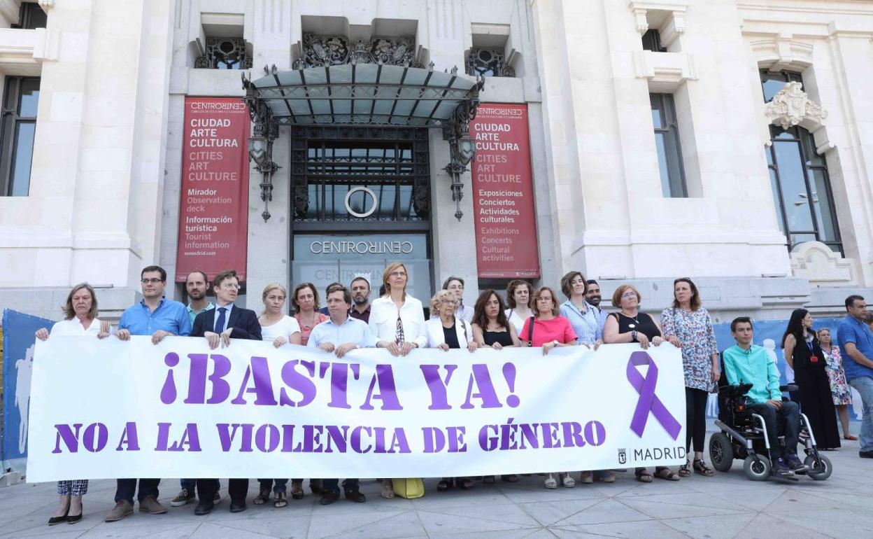 Minuto de silencio en el Ayuntamiento de Madrid por una víctima de violencia machista.