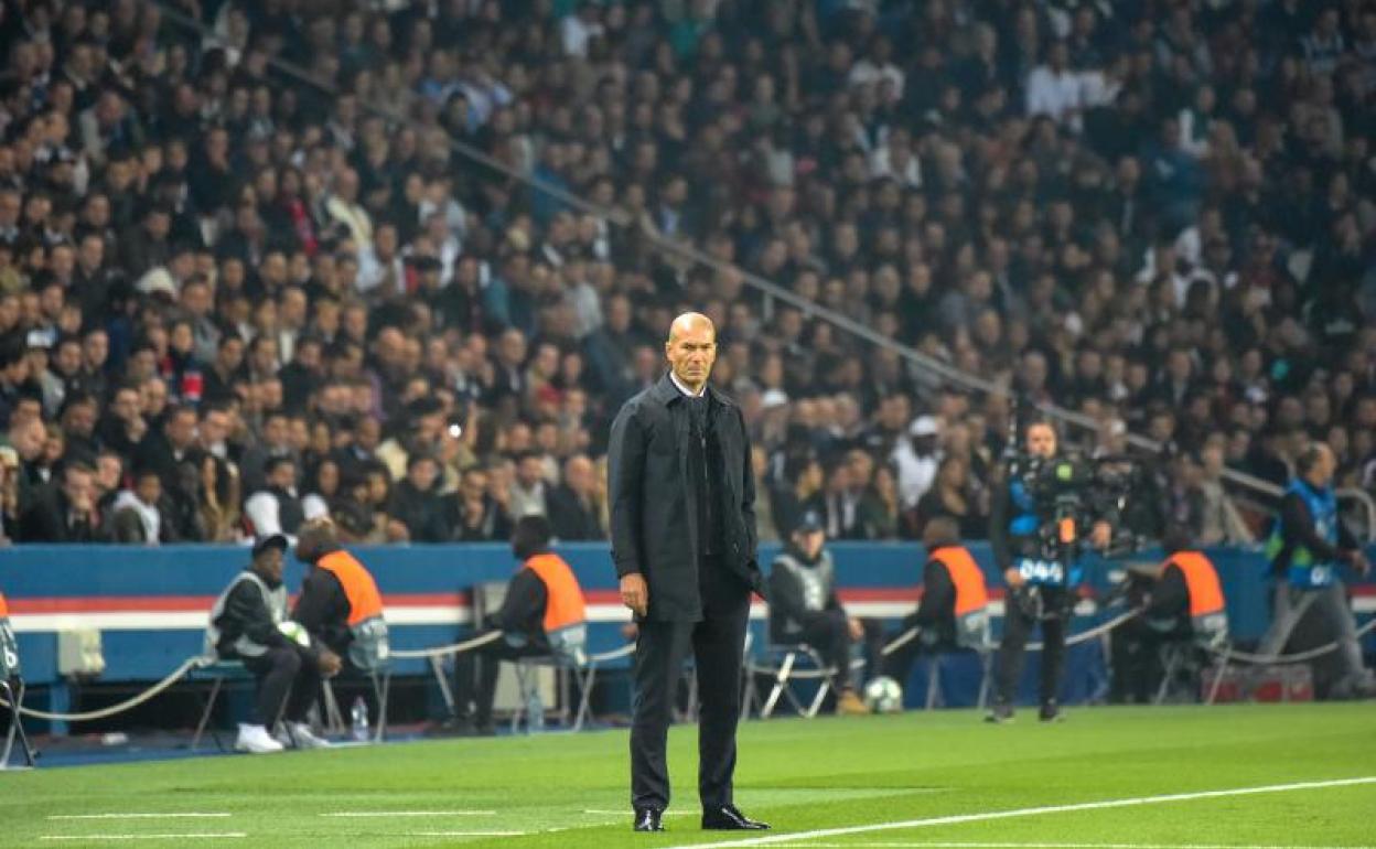 Zinedine Zidane, durante el partido entre PSG y Real Madrid.