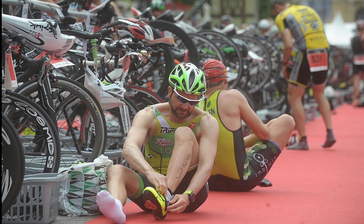 Los triatletas se preparan para la prueba de ciclismo en la edición de 2017. 