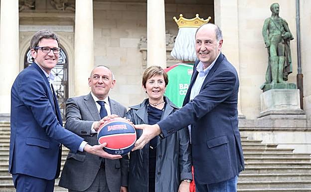 El alcalde Gorka Urtaran, el diputado general Ramiro González, la consejera Arantxa Tapia y Josean Querejeta.