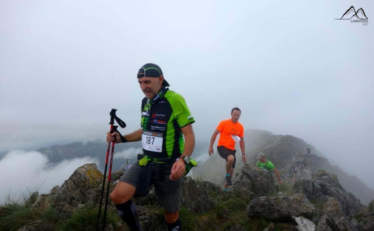 La marcha a su paso por la cima de El Moro.
