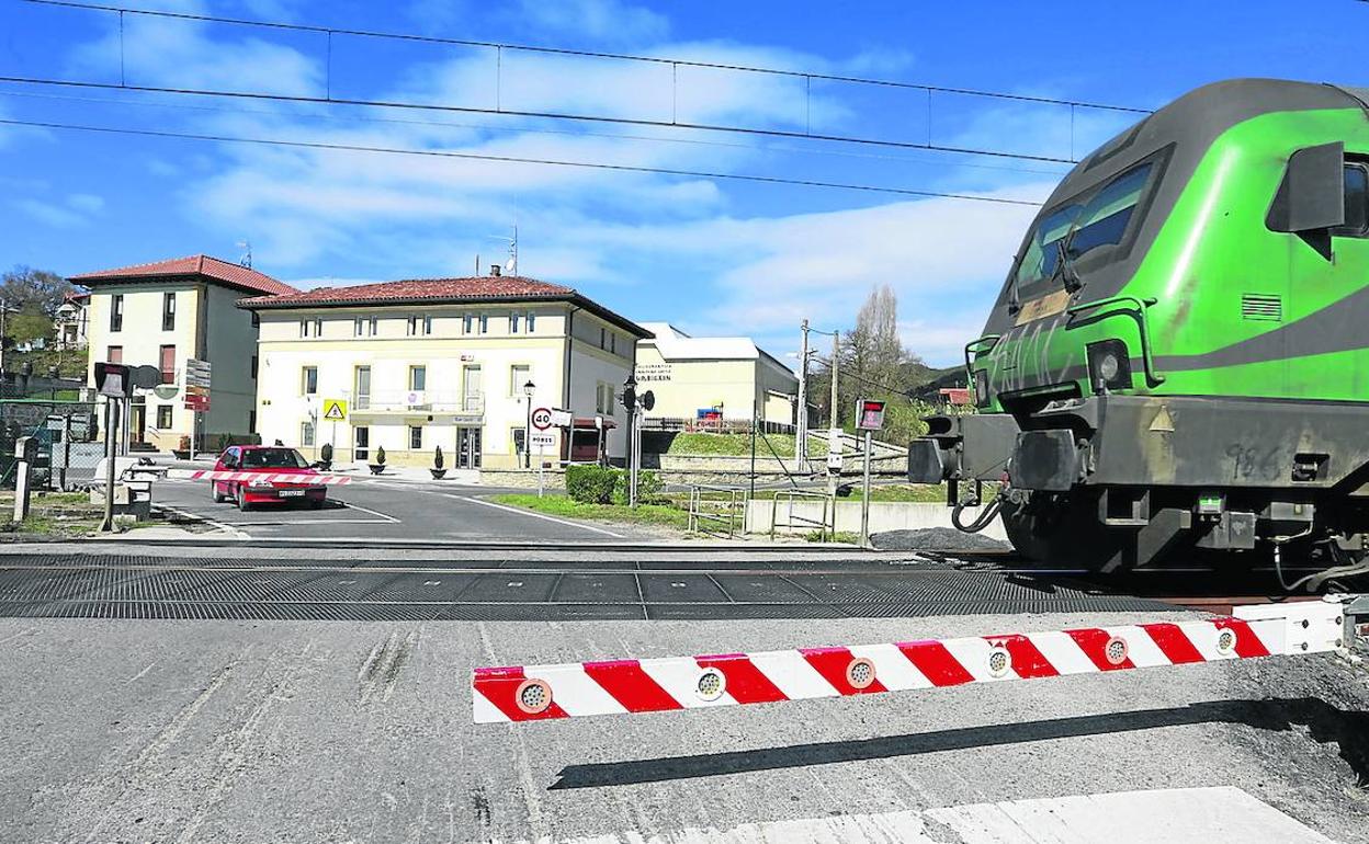 Los coches aguardan a que el tren pase por Pobes. 