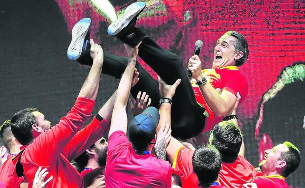 Sergio Scariolo es manteado por sus jugadores durante la celebración en Madrid del Mundial conseguido en China.