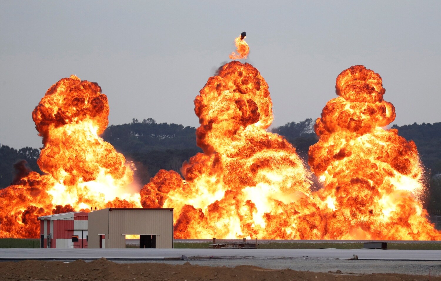 Vista general de varias explosiones durante una simulación pirotécnica con motivo del Día de la Energía Aérea que celebran las Fuerzas Aéreas estadounidenses, en la Base Aérea de Osan, Corea del Sur. 