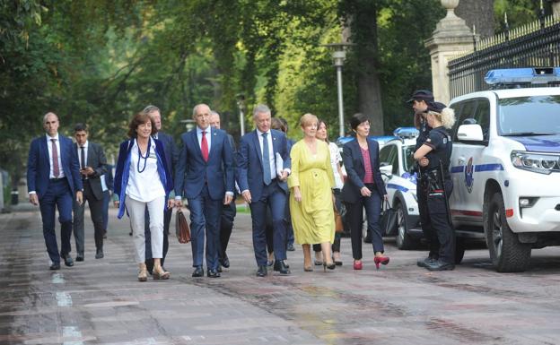 Urkullu junto a su equipo de Gobierno a la llegada al Parlamento vasco.