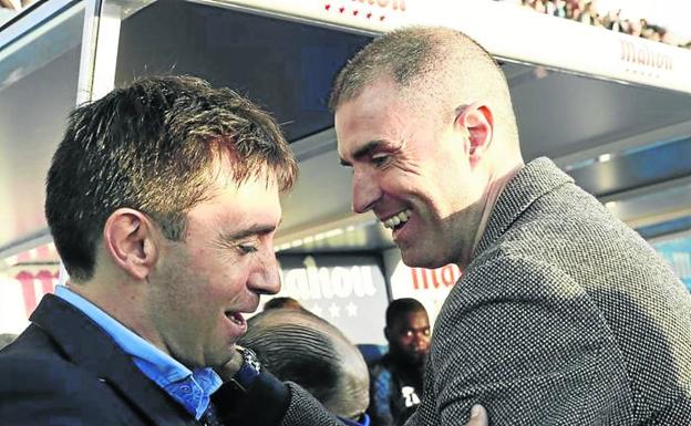 Asier Garitano y Gaizka Garitano se saludan tras el partido del 4-0 en Butarque.