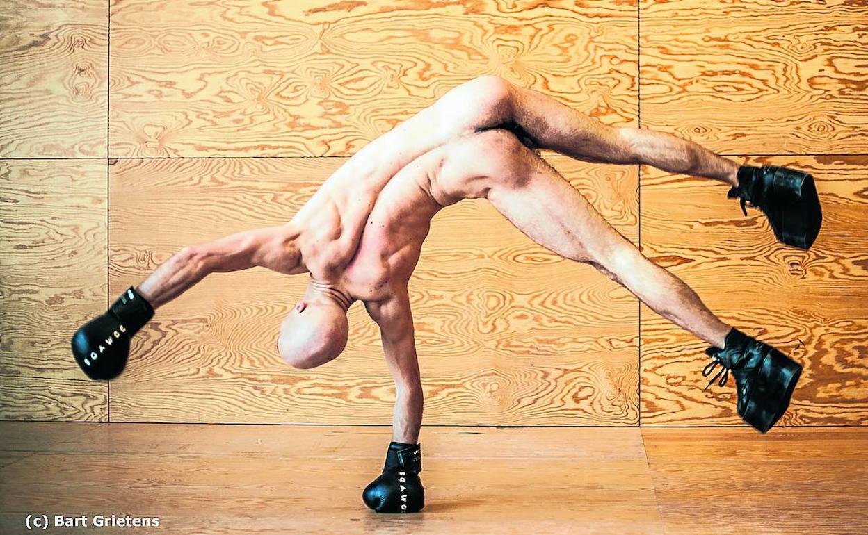 Alexander Vantournhaut actúa desnudo para poner de relieve «la tremenda soledad del cuerpo en escena, lo frágil que es».