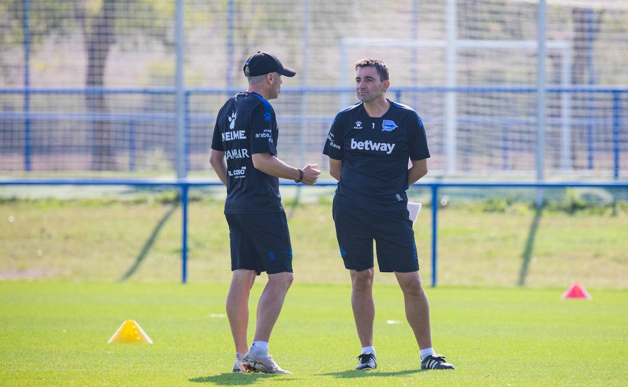 Asier Garitano dialoga con su segundo, Javi Cabello, en en entrenamiento de hoy. 