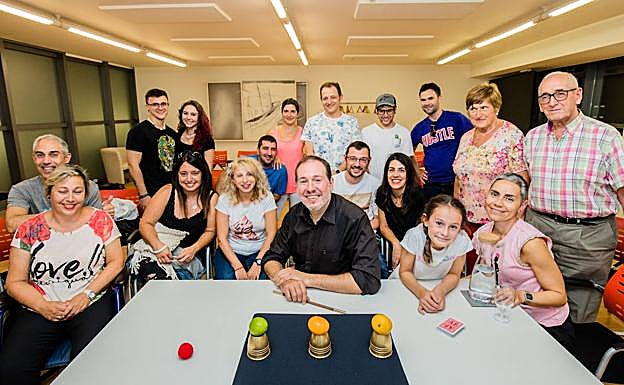 El mago Joaquín Matas exhibe la baraja junto a los suscriptores de EL CORREO en el Palacio Europa. 