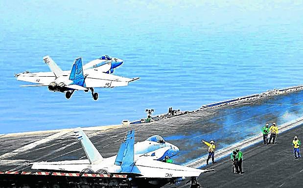 Aviones de la Marina de EE UU despegan de un portaviones.