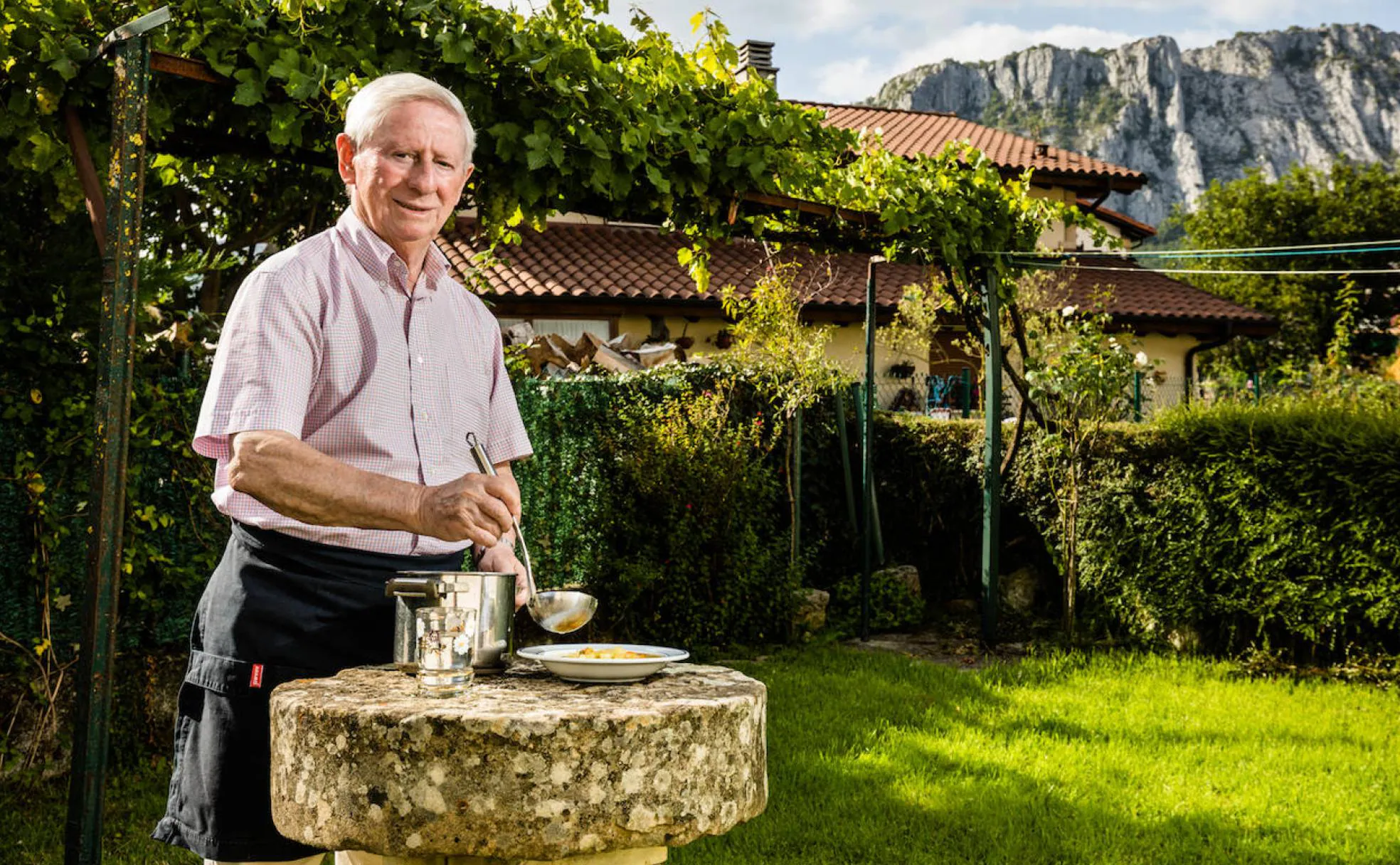 Benjamín Urdiain, el primer cocinero en conseguir tres estrellas Michellin en España, en el jardín de su casa en Ziordia (Navarra). 