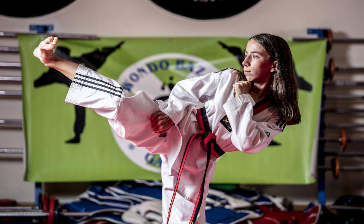 La vitoriana Izaro Marchán heredó el amor por el taekwondo de su abuelo. 