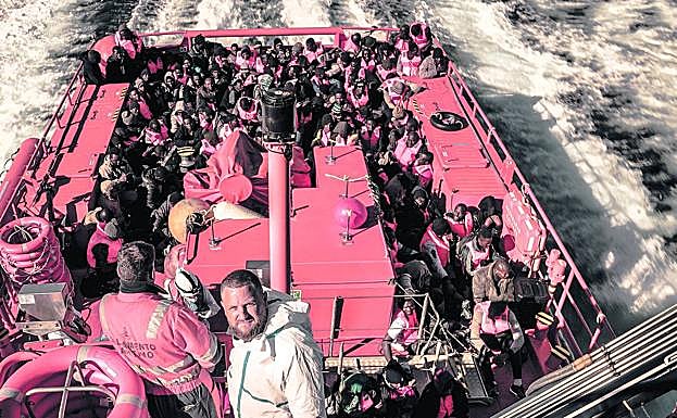 El reportero David Beriain, en un buque de Salvamento Marítimo que acaba de rescatar a un grupo de inmigrantes subsaharianos.