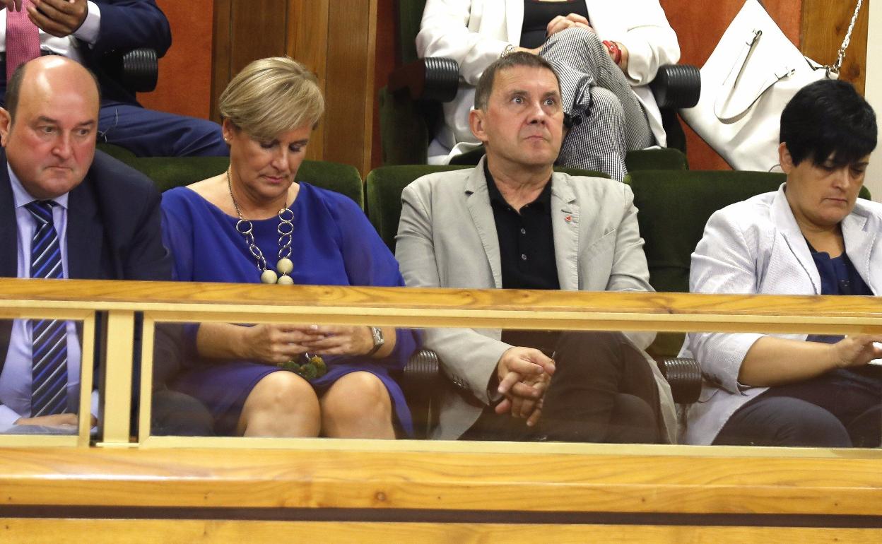 Andoni Ortuzar, Itxaso Atutxa, Arnaldo Otegi y Marian Beitialarrangoitia, ayer en la tribuna de invitados del pleno.