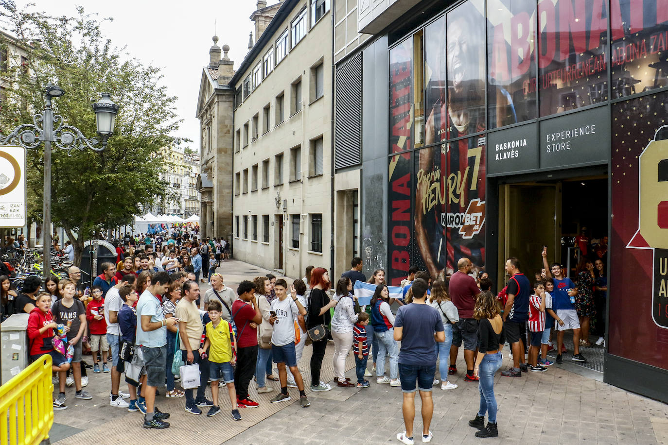 Encuentro con la afición. Los jugadores del Baskonia entraron uno a uno en la sede de General Álava tras saludar a los aficionados. Una vez dentro firmaron autógrafos y jugaron con los más pequeños en una sesión de puro hermanamiento baskonista