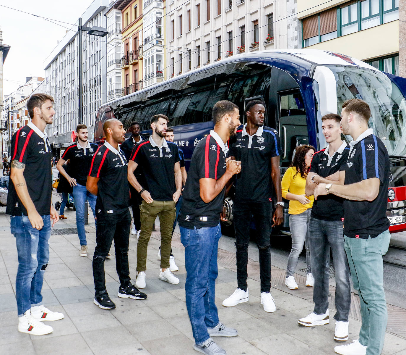 Encuentro con la afición. Los jugadores del Baskonia entraron uno a uno en la sede de General Álava tras saludar a los aficionados. Una vez dentro firmaron autógrafos y jugaron con los más pequeños en una sesión de puro hermanamiento baskonista