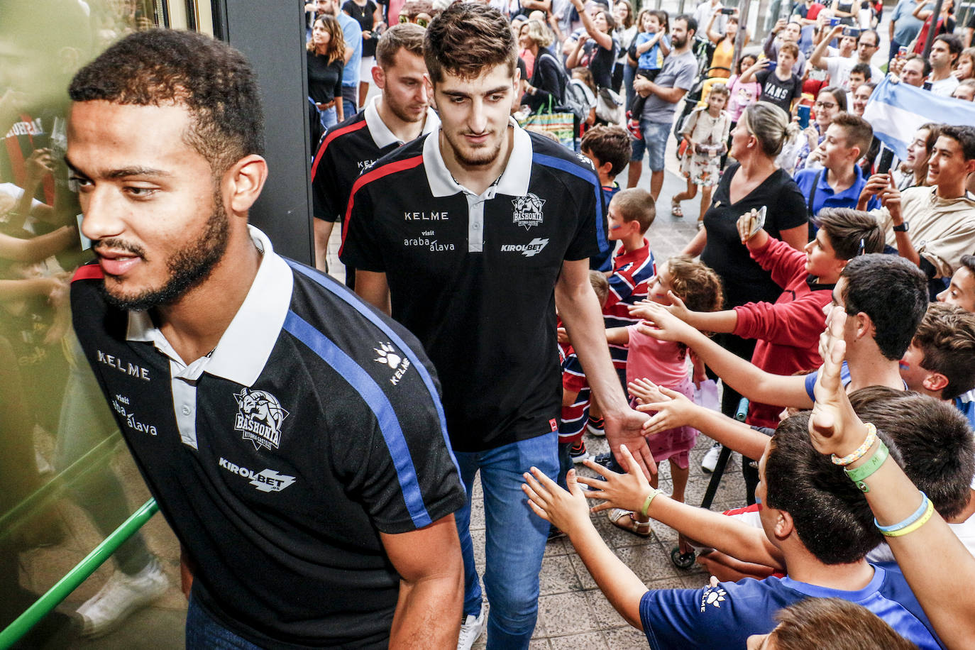 Encuentro con la afición. Los jugadores del Baskonia entraron uno a uno en la sede de General Álava tras saludar a los aficionados. Una vez dentro firmaron autógrafos y jugaron con los más pequeños en una sesión de puro hermanamiento baskonista