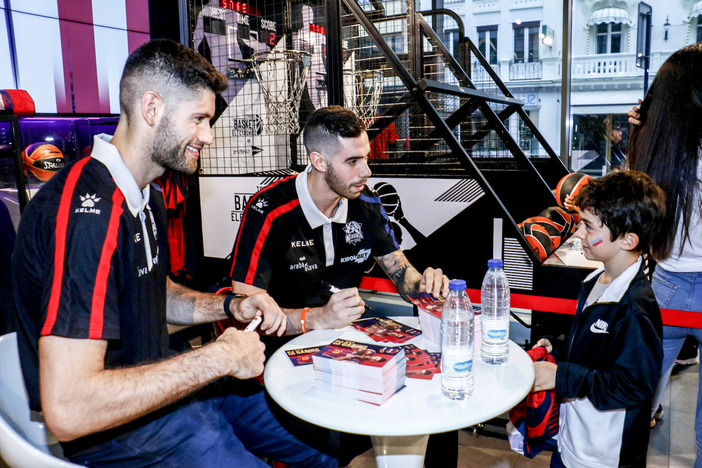 Encuentro con la afición. Los jugadores del Baskonia entraron uno a uno en la sede de General Álava tras saludar a los aficionados. Una vez dentro firmaron autógrafos y jugaron con los más pequeños en una sesión de puro hermanamiento baskonista