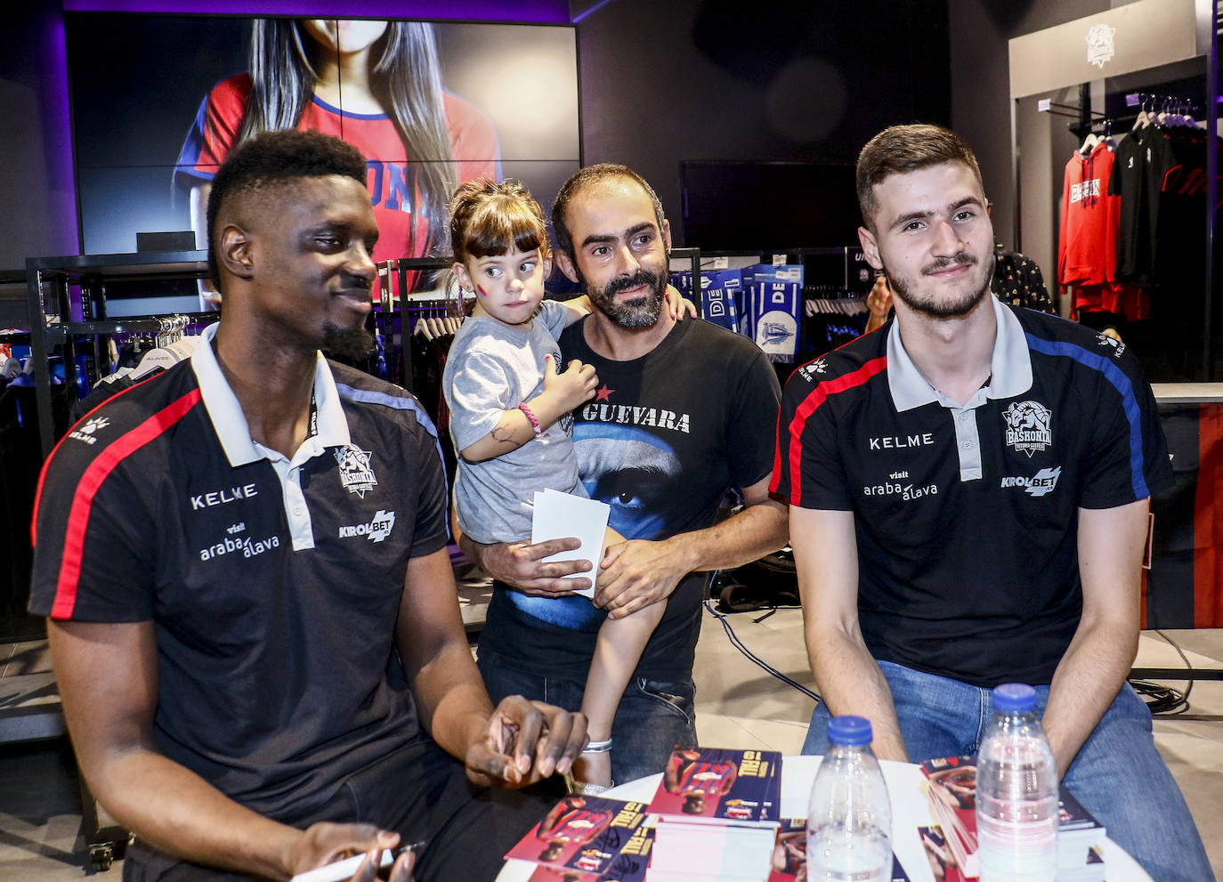 Encuentro con la afición. Los jugadores del Baskonia entraron uno a uno en la sede de General Álava tras saludar a los aficionados. Una vez dentro firmaron autógrafos y jugaron con los más pequeños en una sesión de puro hermanamiento baskonista