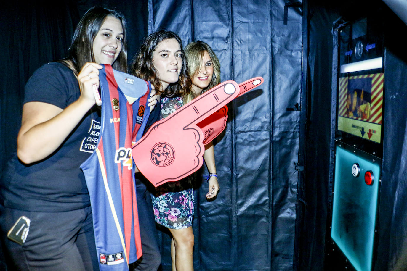 Encuentro con la afición. Los jugadores del Baskonia entraron uno a uno en la sede de General Álava tras saludar a los aficionados. Una vez dentro firmaron autógrafos y jugaron con los más pequeños en una sesión de puro hermanamiento baskonista