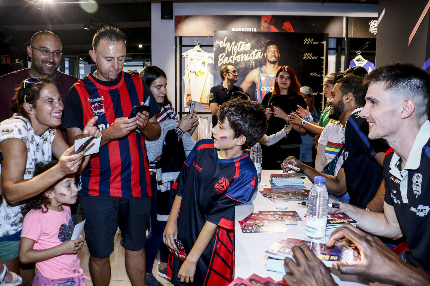 Encuentro con la afición. Los jugadores del Baskonia entraron uno a uno en la sede de General Álava tras saludar a los aficionados. Una vez dentro firmaron autógrafos y jugaron con los más pequeños en una sesión de puro hermanamiento baskonista