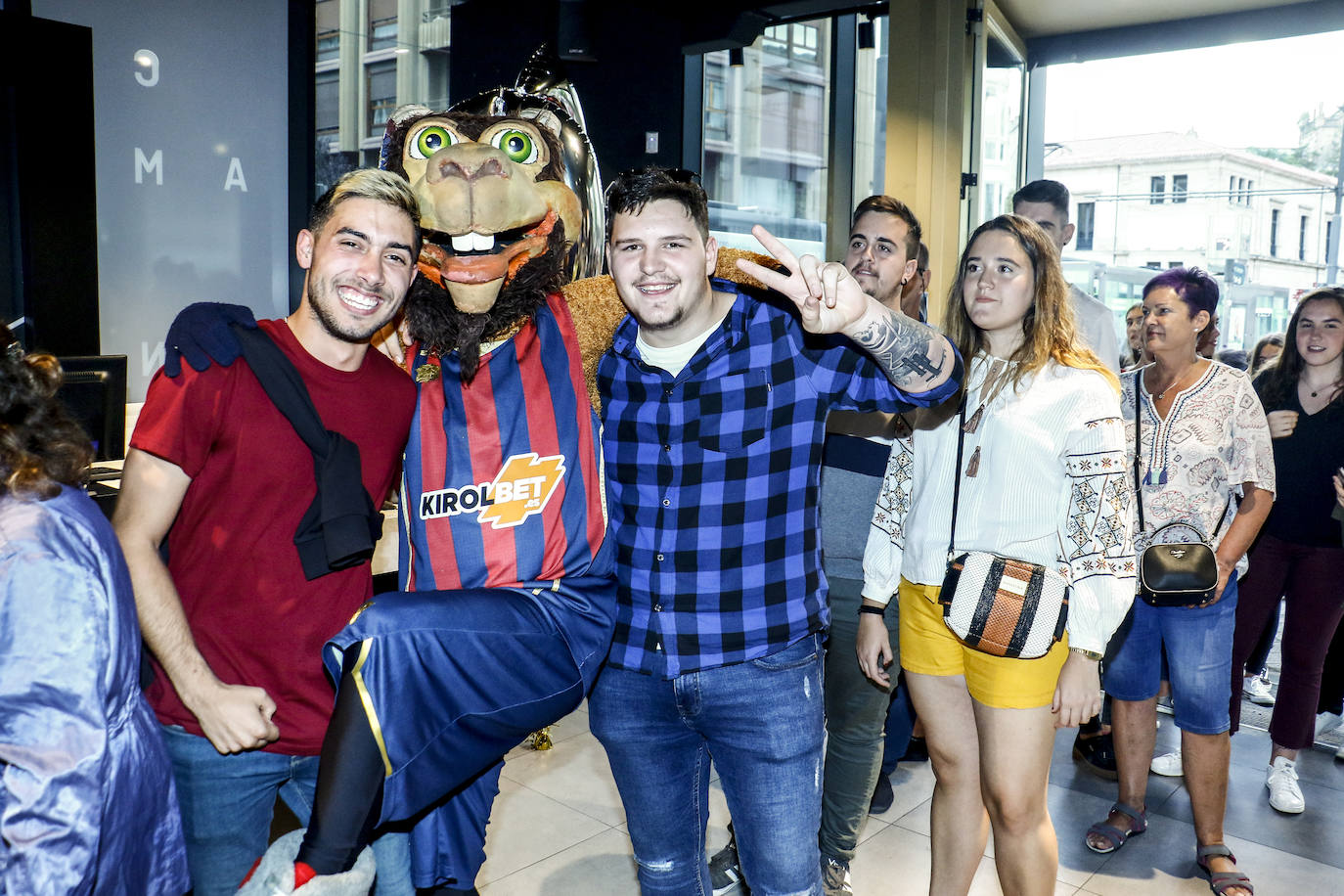 Encuentro con la afición. Los jugadores del Baskonia entraron uno a uno en la sede de General Álava tras saludar a los aficionados. Una vez dentro firmaron autógrafos y jugaron con los más pequeños en una sesión de puro hermanamiento baskonista