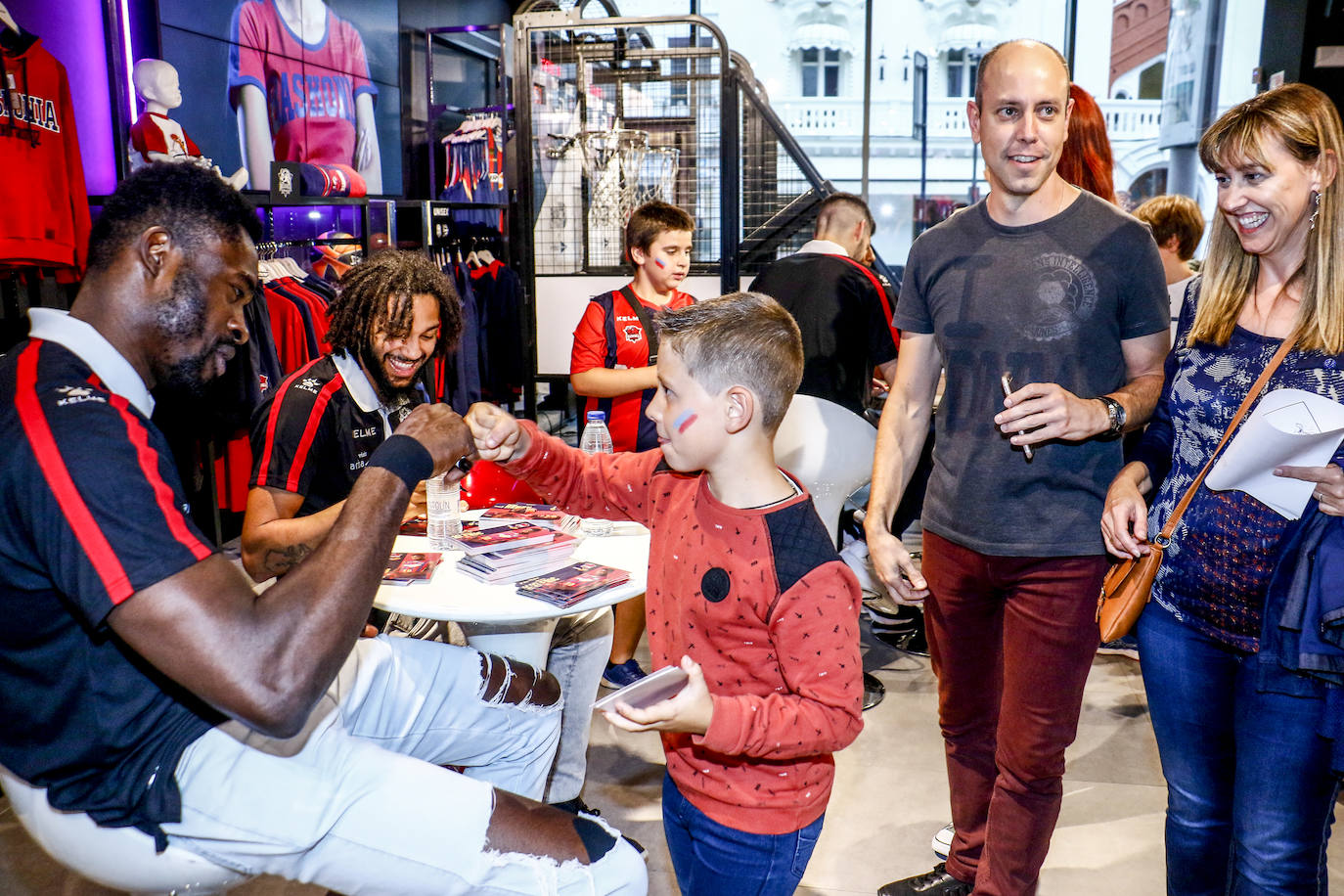 Encuentro con la afición. Los jugadores del Baskonia entraron uno a uno en la sede de General Álava tras saludar a los aficionados. Una vez dentro firmaron autógrafos y jugaron con los más pequeños en una sesión de puro hermanamiento baskonista