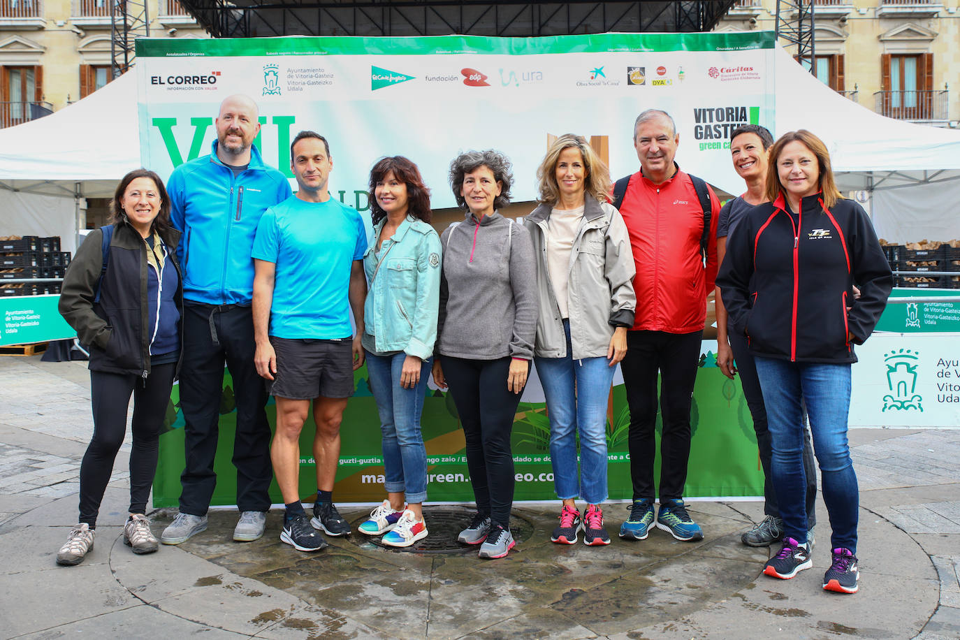 La popular cita ha reunido este año a cerca de dos mil participantes en un recorrido cargado de buen ambiente por el parque de Olárizu. Todo lo recaudado a través de las inscripciones para esta prueba que nació en 2012, coincidiendo con el reinado de Vitoria como 'Green Capital', irá destinado a la agencia de colocación de parados que Cáritas tiene en el barrio de Zaramaga.