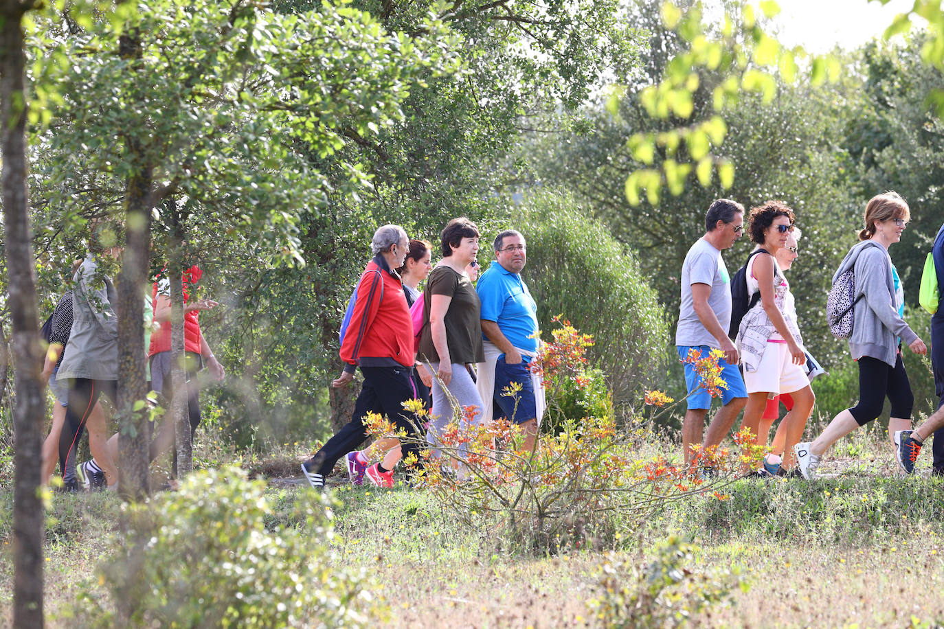 La popular cita ha reunido este año a cerca de dos mil participantes en un recorrido cargado de buen ambiente por el parque de Olárizu. Todo lo recaudado a través de las inscripciones para esta prueba que nació en 2012, coincidiendo con el reinado de Vitoria como 'Green Capital', irá destinado a la agencia de colocación de parados que Cáritas tiene en el barrio de Zaramaga.