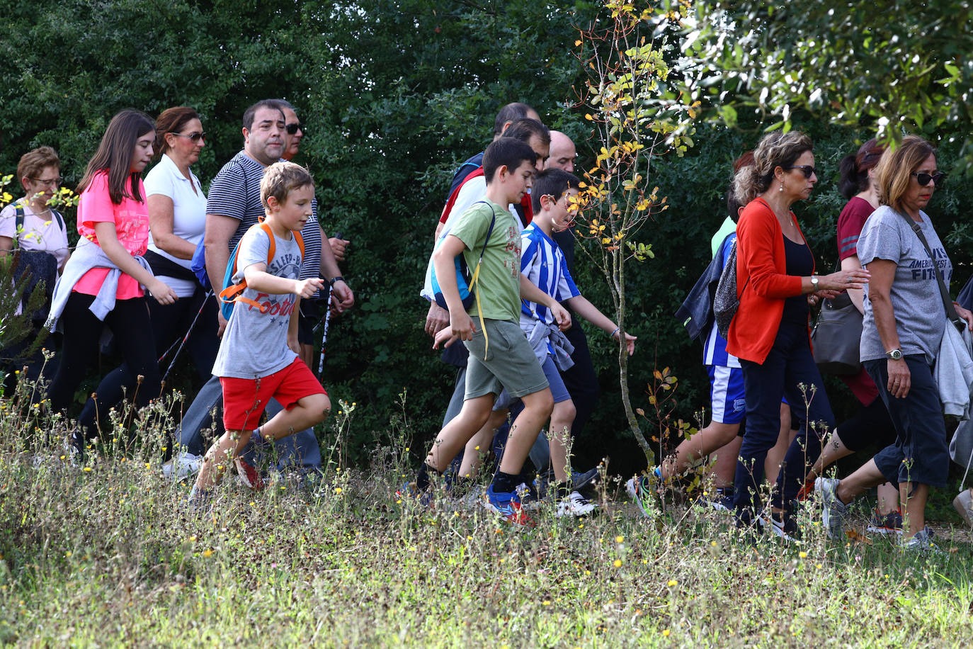 La popular cita ha reunido este año a cerca de dos mil participantes en un recorrido cargado de buen ambiente por el parque de Olárizu. Todo lo recaudado a través de las inscripciones para esta prueba que nació en 2012, coincidiendo con el reinado de Vitoria como 'Green Capital', irá destinado a la agencia de colocación de parados que Cáritas tiene en el barrio de Zaramaga.