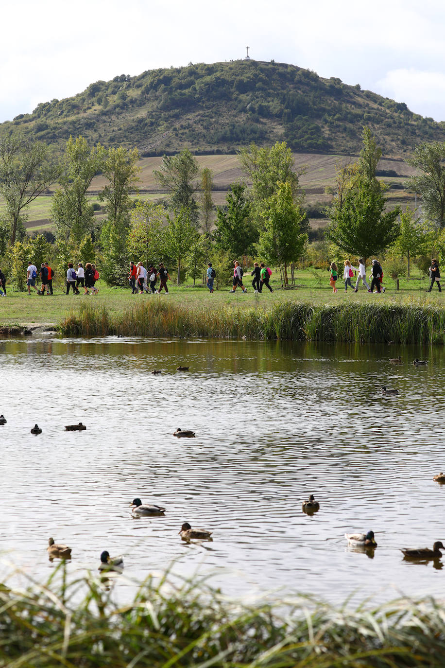 La popular cita ha reunido este año a cerca de dos mil participantes en un recorrido cargado de buen ambiente por el parque de Olárizu. Todo lo recaudado a través de las inscripciones para esta prueba que nació en 2012, coincidiendo con el reinado de Vitoria como 'Green Capital', irá destinado a la agencia de colocación de parados que Cáritas tiene en el barrio de Zaramaga.