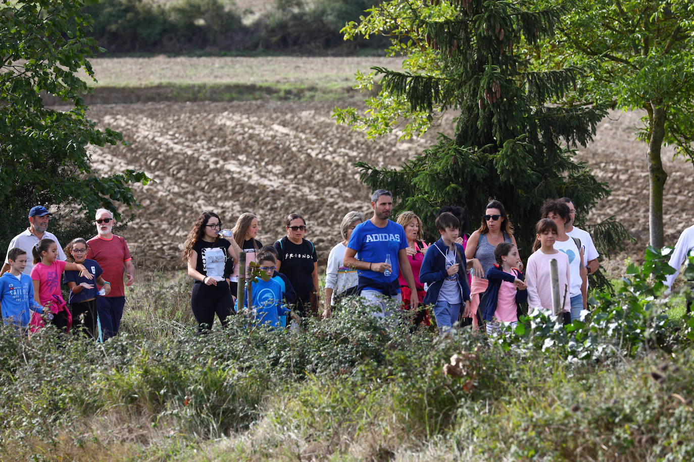 La popular cita ha reunido este año a cerca de dos mil participantes en un recorrido cargado de buen ambiente por el parque de Olárizu. Todo lo recaudado a través de las inscripciones para esta prueba que nació en 2012, coincidiendo con el reinado de Vitoria como 'Green Capital', irá destinado a la agencia de colocación de parados que Cáritas tiene en el barrio de Zaramaga.