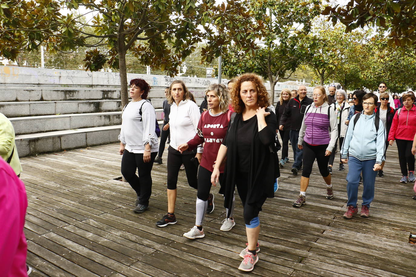 La popular cita ha reunido este año a cerca de dos mil participantes en un recorrido cargado de buen ambiente por el parque de Olárizu. Todo lo recaudado a través de las inscripciones para esta prueba que nació en 2012, coincidiendo con el reinado de Vitoria como 'Green Capital', irá destinado a la agencia de colocación de parados que Cáritas tiene en el barrio de Zaramaga.