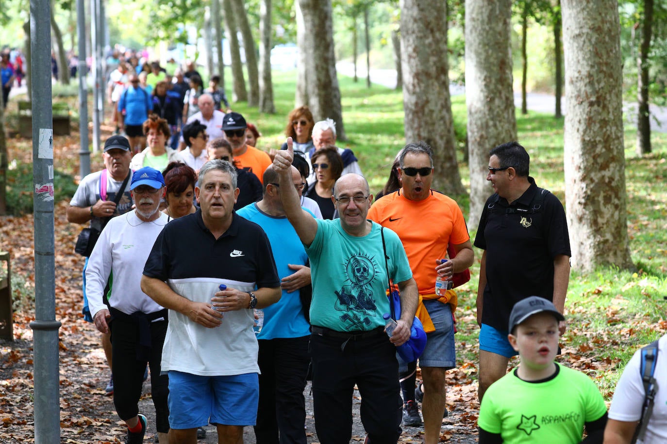 La popular cita ha reunido este año a cerca de dos mil participantes en un recorrido cargado de buen ambiente por el parque de Olárizu. Todo lo recaudado a través de las inscripciones para esta prueba que nació en 2012, coincidiendo con el reinado de Vitoria como 'Green Capital', irá destinado a la agencia de colocación de parados que Cáritas tiene en el barrio de Zaramaga.