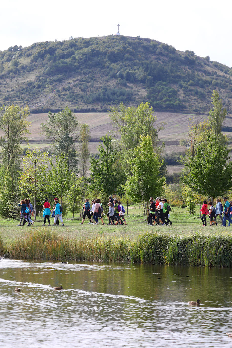 La popular cita ha reunido este año a cerca de dos mil participantes en un recorrido cargado de buen ambiente por el parque de Olárizu. Todo lo recaudado a través de las inscripciones para esta prueba que nació en 2012, coincidiendo con el reinado de Vitoria como 'Green Capital', irá destinado a la agencia de colocación de parados que Cáritas tiene en el barrio de Zaramaga.