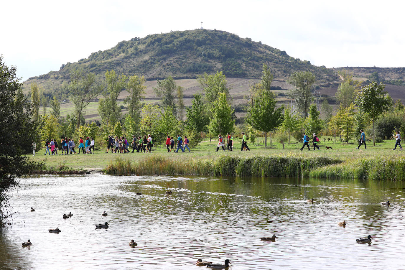 La popular cita ha reunido este año a cerca de dos mil participantes en un recorrido cargado de buen ambiente por el parque de Olárizu. Todo lo recaudado a través de las inscripciones para esta prueba que nació en 2012, coincidiendo con el reinado de Vitoria como 'Green Capital', irá destinado a la agencia de colocación de parados que Cáritas tiene en el barrio de Zaramaga.