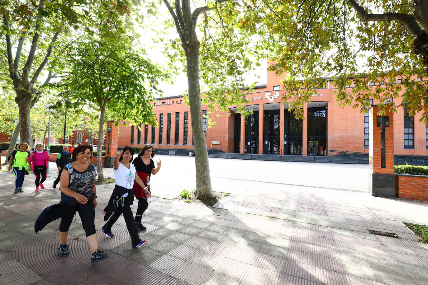 La popular cita ha reunido este año a cerca de dos mil participantes en un recorrido cargado de buen ambiente por el parque de Olárizu. Todo lo recaudado a través de las inscripciones para esta prueba que nació en 2012, coincidiendo con el reinado de Vitoria como 'Green Capital', irá destinado a la agencia de colocación de parados que Cáritas tiene en el barrio de Zaramaga.