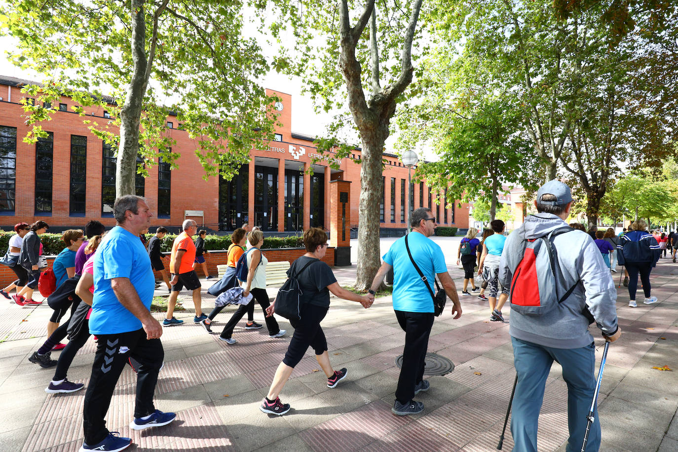 La popular cita ha reunido este año a cerca de dos mil participantes en un recorrido cargado de buen ambiente por el parque de Olárizu. Todo lo recaudado a través de las inscripciones para esta prueba que nació en 2012, coincidiendo con el reinado de Vitoria como 'Green Capital', irá destinado a la agencia de colocación de parados que Cáritas tiene en el barrio de Zaramaga.